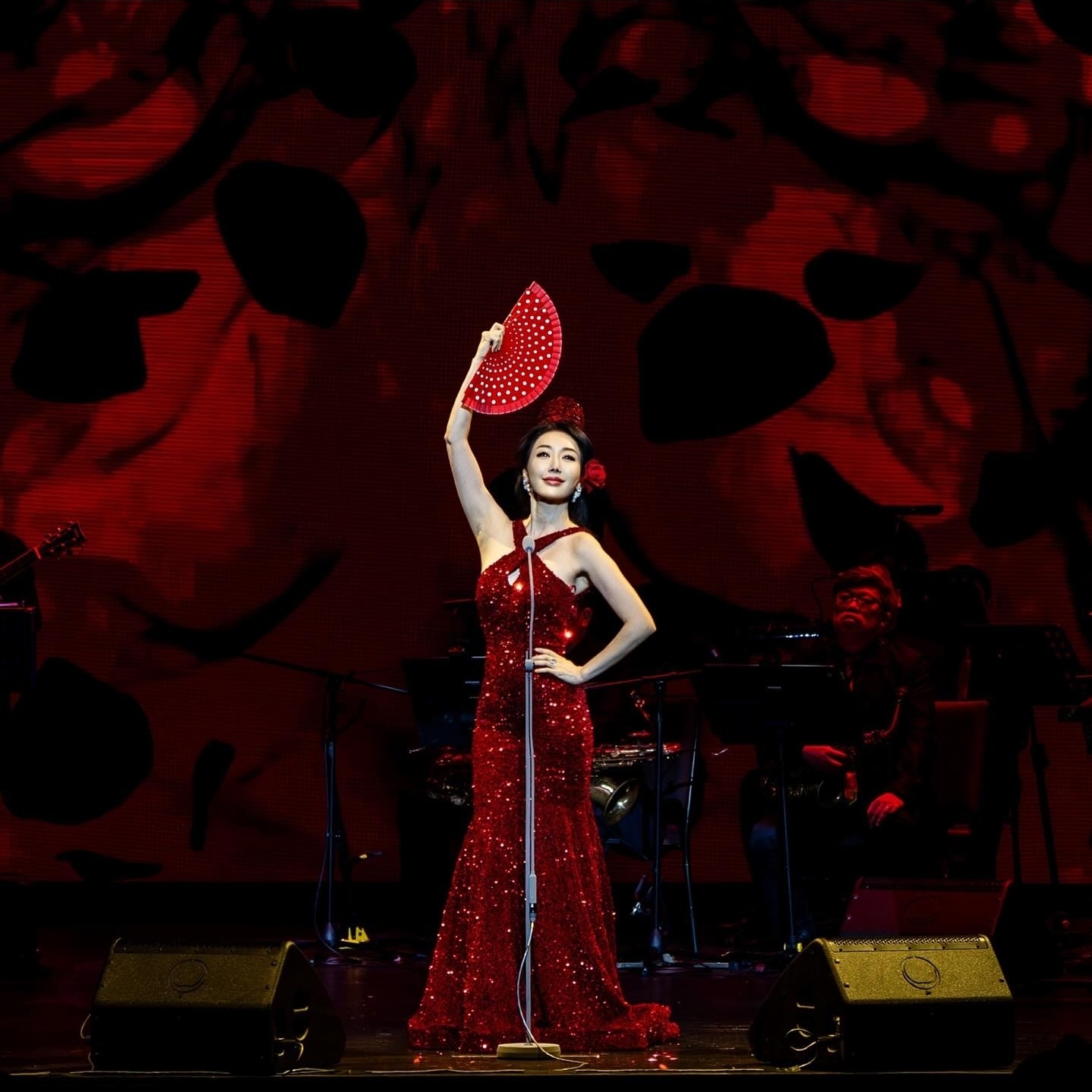 서울 국립극장에서 게스트 싱어로 첫 데뷔